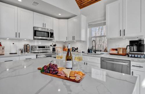 Chalet with Hot Tub, Game, Movie Room, Lake and Pool Access - Foto 16