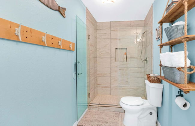 Charming Lakeside Condo - Moments to Lake Fun - Foto 14