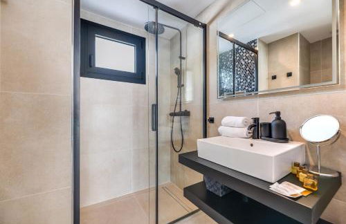 VACATION MARBELLA I Villa Marbesa White Pearl, Two Private Pools, 3min walk to the Beach, Fastest WiFi, Built in 2024 - Photo 26