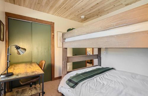 Cozy Wolfcamp Chalet with Hot Tub, Views with Fast Wifi - Foto 16