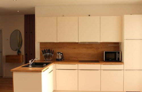 Großes Apartment mit Küche, Dusche, Badewanne, Balkon, Parkplatz vor dem Haus, ruhig gelegen, ADA4 - Foto 50