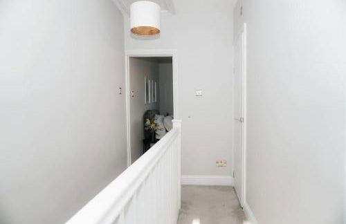 Luxury 3-Bedroom Home , with Free parking - Photo 21