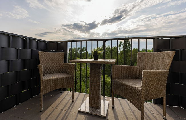 Comfy Apartment With Parking by Renters - Photo 32