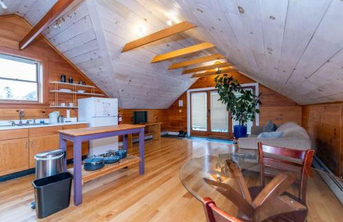 Bright and Cozy Treehouse Apartment - Photo 2