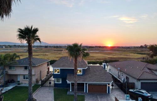 Stunning Waterfront 3BR Retreat - Perfect Getaway - Foto 59