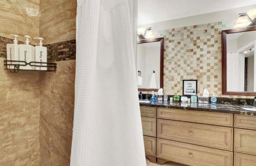 Tropical 4BR Oasis with Pool and Jacuzzi Near Strip - Photo 23