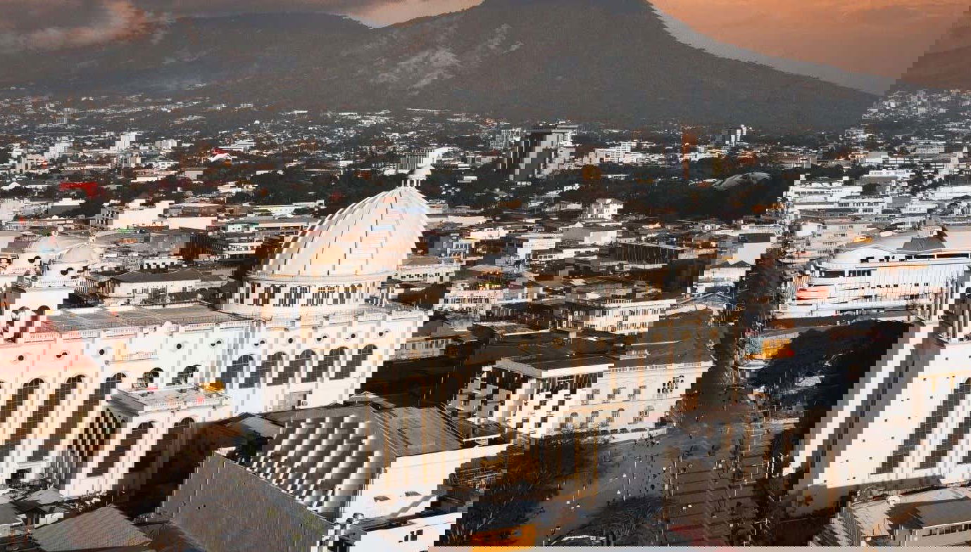 Day Trip to El Tunco Beach, El Boquerón National Park, & San Salvador - Foto 1