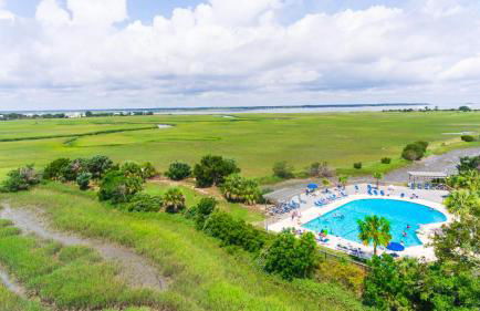 NEW LISTING! Centrally Located with Pool and Beach Views - Foto 26