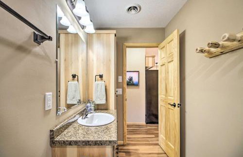 Breezy Point Cabin with Fire Pit - Walk to Lake - Foto 14