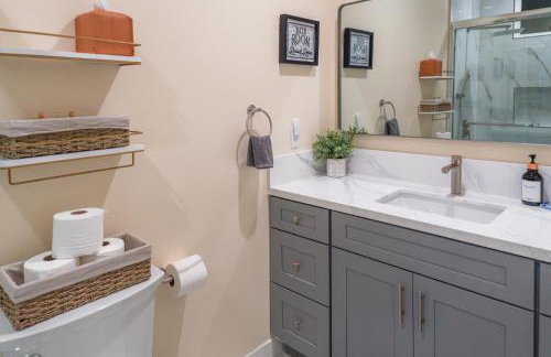 Spacious Disneyland Getaway I Game Room, King Suites & EV Access I Sleeps 14 - Foto 32