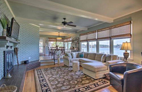 Quiet Lakefront Retreat with Boat Ramp and 2 Docks - Foto 3