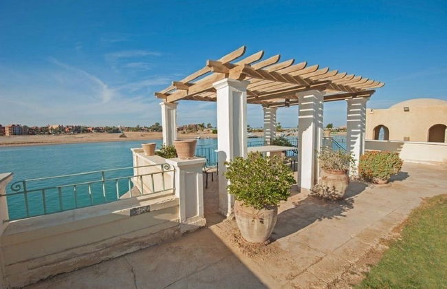 Chic 4-Bedroom White Villa for Rent in El Gouna Egypt - Foto 16
