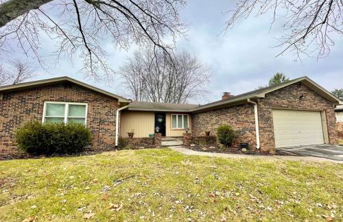 Rustic Chic in Charming Center Grove w Fenced Yard - Foto 31