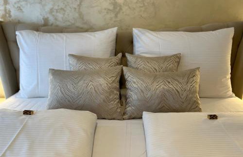 La Luna Royal Deluxe Luxury House with Pool & Jacuzzi, Bikes and Secured Parking - Photo 65