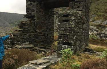 Cosy terrace cottage built into the mountain side. - Foto 10