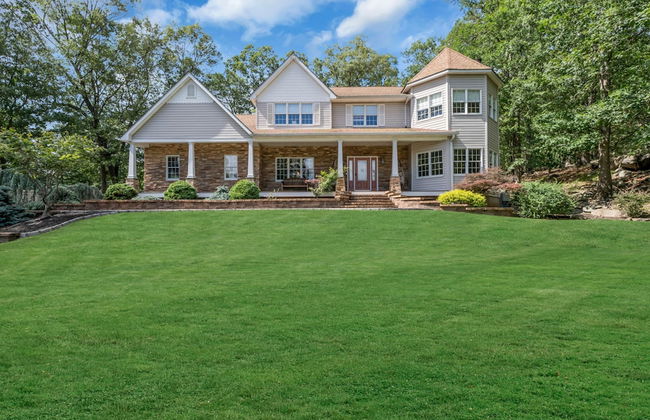 Family Retreat With Autumn Views and Fireplace - Photo 47