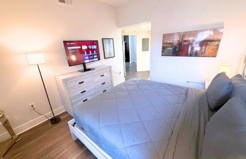 Stylish 2 Bed 2.5 Bath Condo Near Beverly Hills. - Photo 17