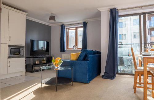 Homely Two Bedroom Apartment in Milton Keynes - Free Parking, WiFi, & Netflix - Photo 2