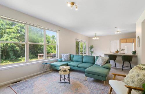 Quiet Suburban Home with Art Deco Flair - Foto 16