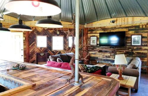 Rustic Octagon-Shaped Cabin for a Glamping Getaway near Huntington, West Virginia - Foto 15
