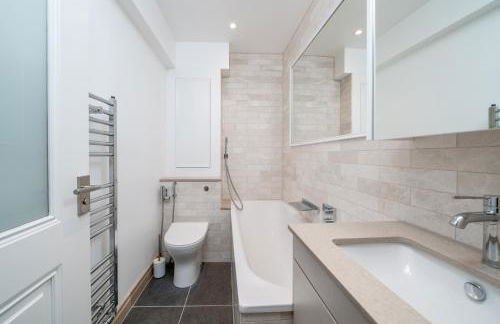 Stunning 2-bed, 2-bath Property In Central London - Photo 22