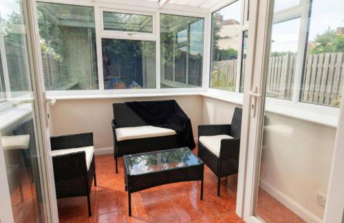 Family-Friendly Detached House Near Leeds and Bradford with Garden - Foto 10