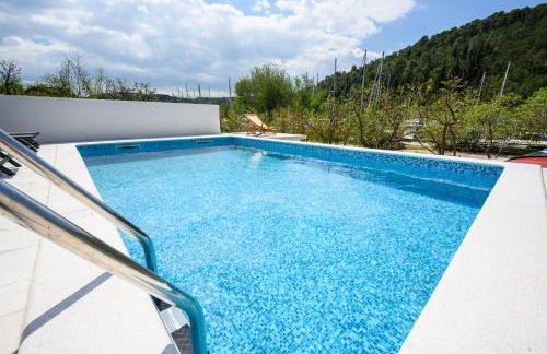 Mila and Jurija Formenti 2 apartments in heart of nautic marina, with heated swimming pool May till October, bikes, Sup, kajak, free parking in our garden - Photo 1