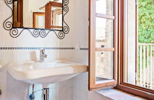 Tranquil Village Stay with Fireplace - Photo 28