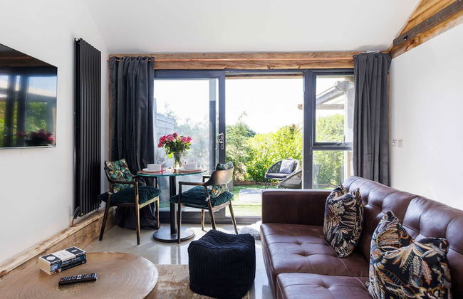 Romantic Countryside Lodge With Hot Tub - Photo 8