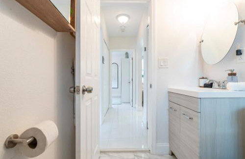 Arthaus- Fully Stocked Kitchen and Fenced Yard - Foto 45