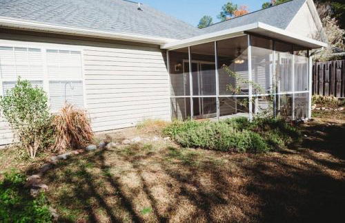 The Lucky Charm Sunny Screened Porch Near USC&Base - Foto 32