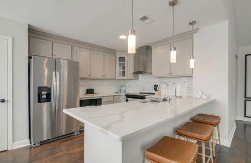 Walk to the Greenline Sleek Cordova Home with Patio - Foto 4