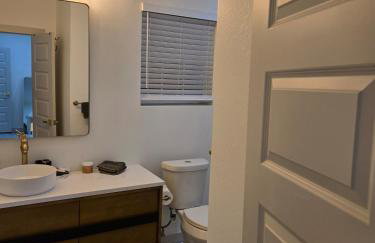 Modern B&W Coastal Retreat 2BR 2BA and Laundry - Foto 27