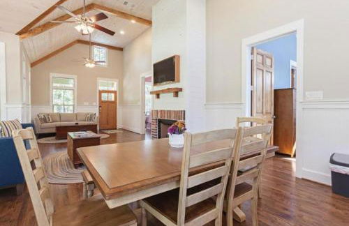 Victorian Cabin Rental with Outdoor Fireplace and Bearpen Creek Views near Dallas, Texas - Foto 8