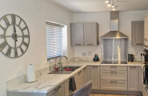 Peterborough - House - Sleeps 8 - Parking - Garden - Foto 16