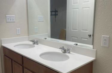 Perfect 4Bd with King Bed Vacation Home - Photo 51