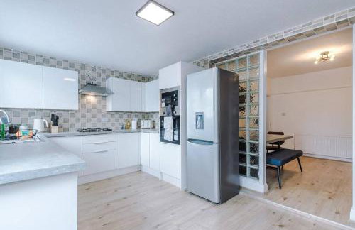 Classic 4 Bedroom House in Wirral with WiFi & Parking Sleeps 9 by PureStay - Foto 38