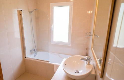 Luxury villa with private heated pool, garden and views of the sea and mountains. - Photo 20