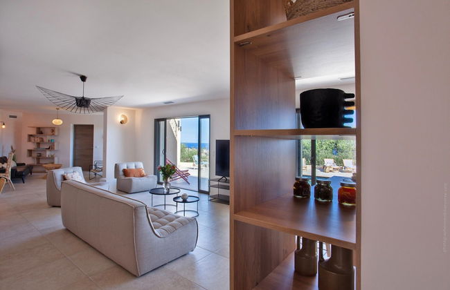 Superb Villa With Pool and sea View - Photo 11