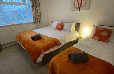 Wardown Place - Spacious 3 Bed House available for short term or long term Rental - Foto 9