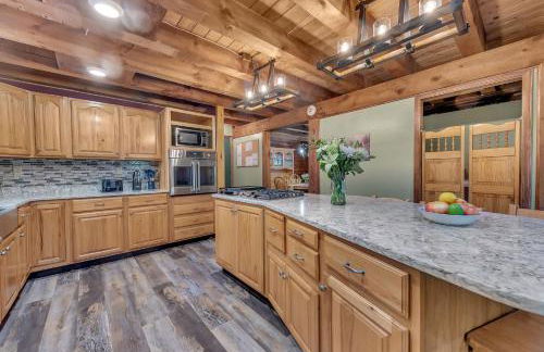 Secluded Log Cabin with Hot Tub Fire Pit Game Room - Foto 44