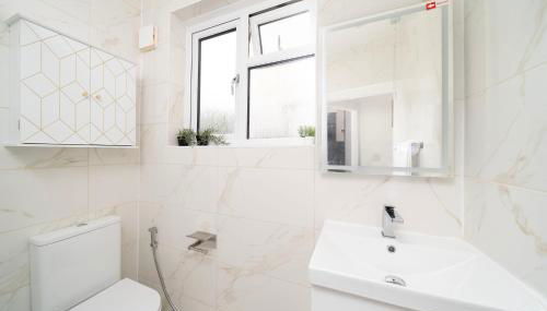 Newly Refurbished Two Bedroom Garden Flat - Sleeps 6 - Foto 2