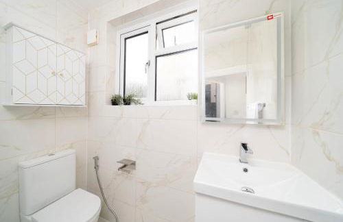 Newly Refurbished Two Bedroom Garden Flat - Sleeps 6 - Foto 2