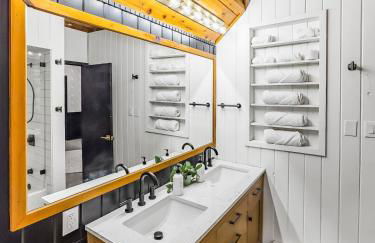 Italy Inspired Lakeview Chalet with Hot Tub - Foto 20