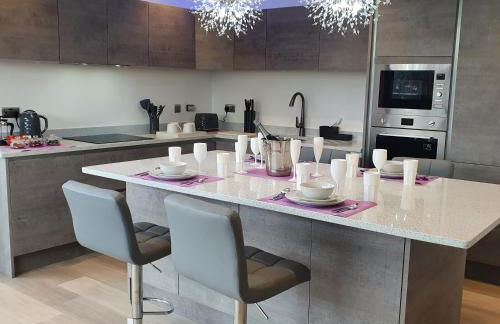 Central Penthouse with Hot Tub & Views 24 Cheltenham - Photo 13