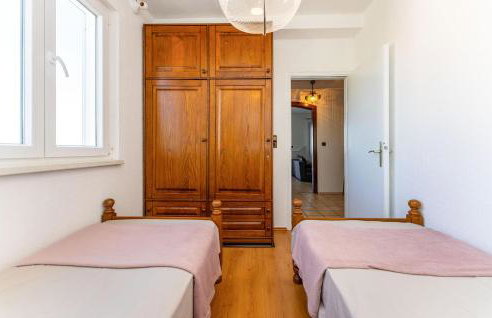 Stunning Apartment In Rtina - Photo 17