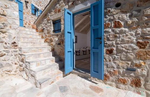 3 Bedroom Stunning Home In Zarace - Photo 13