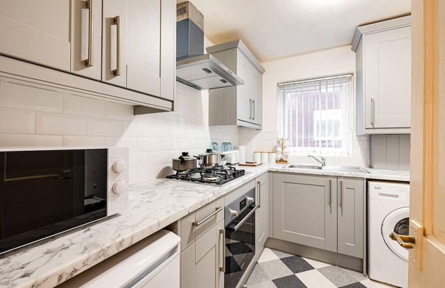 Lovely 2 Bedroom Apartment With Fireplace - Photo 14