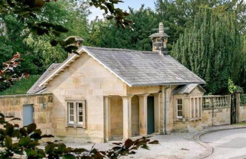 North Lodge - 17th Century Gate Cottage at Hassop Hall - Photo 8