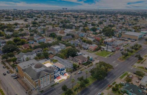 Cozy Home Near Downtown with a Pool and Fire Pit - Foto 32